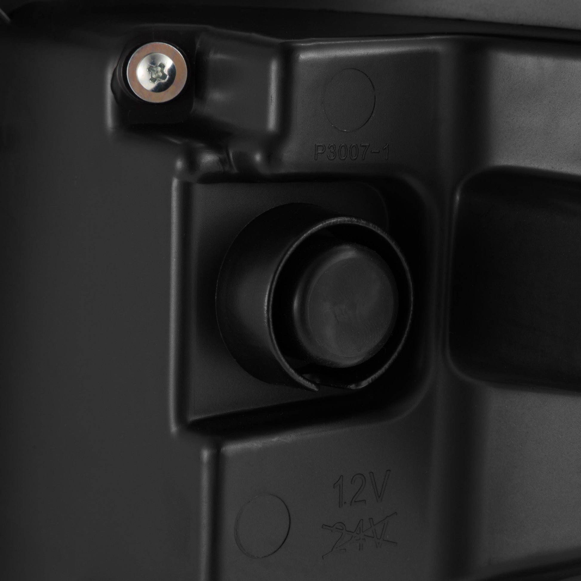 19-25 Chevrolet Silverado 1500 / 20-25 Silverado 2500HD/3500HD LUXX-Series LED Tail Lights Black | AlphaRex