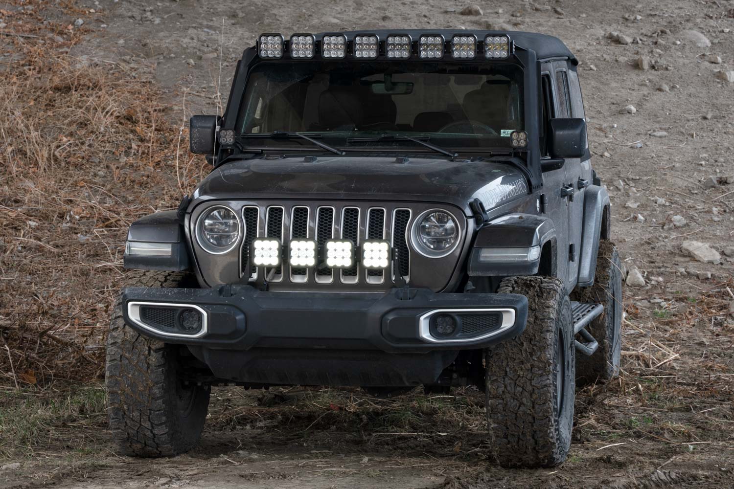 2019_jeep_jl_ss5_angled_grille_creative_on.jpg