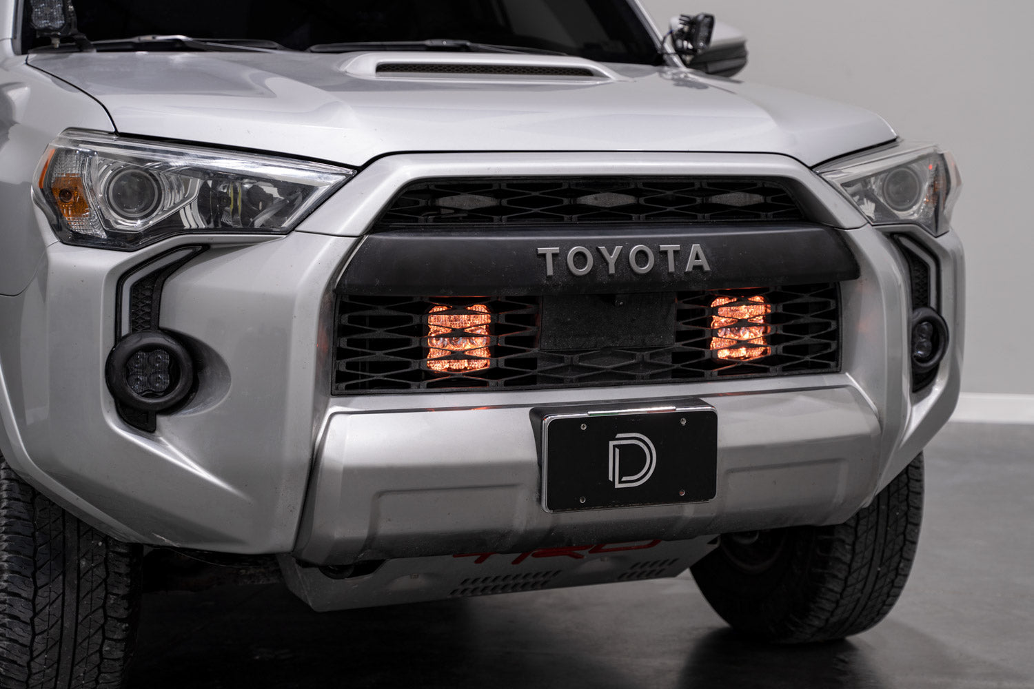 2020_4runner_ss5_2pod_studio_angle_mid_backlight_amber.jpg