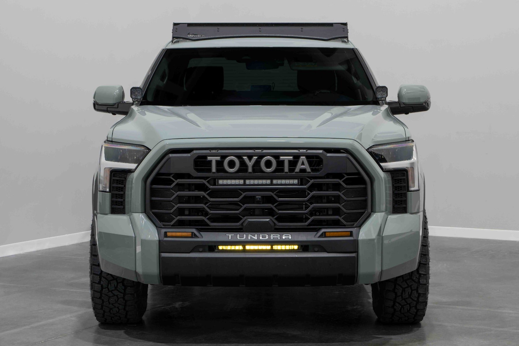 2022_toyota_tundra_studio_straight_stealth_lightbar_kit_amber_on.jpg