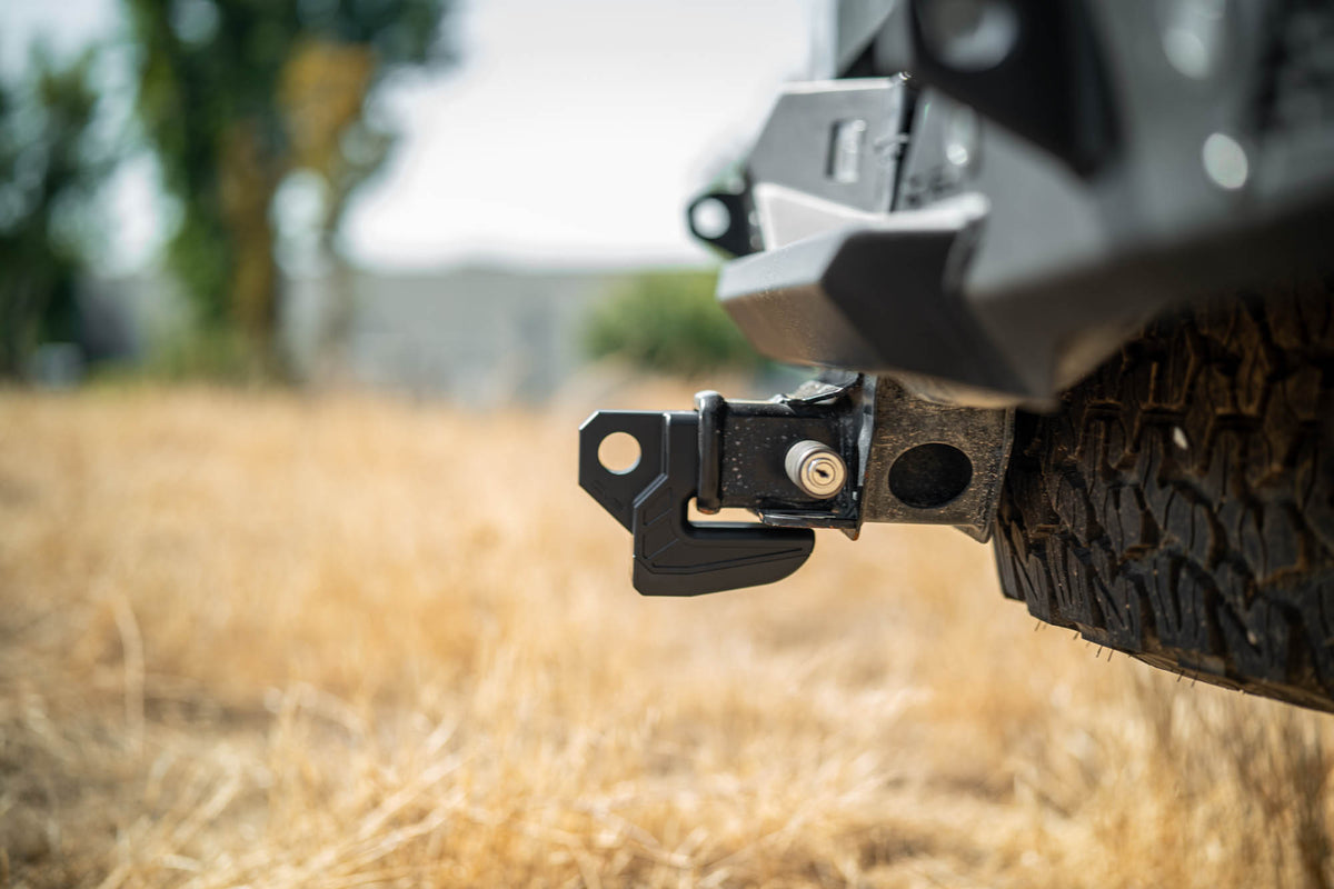 DV8 Xtract Hitch Skid Plate Black