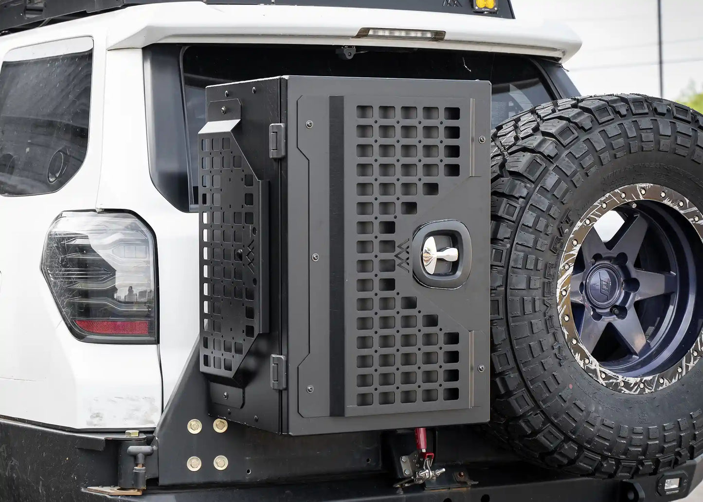 Universal Overland Storage Box (19x28x15)