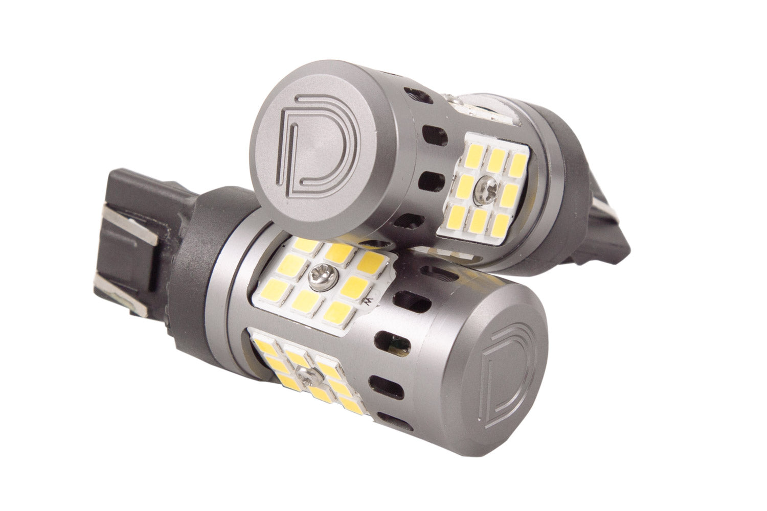 dd0386p_7443_xpr_white_pair_creative_1.jpg